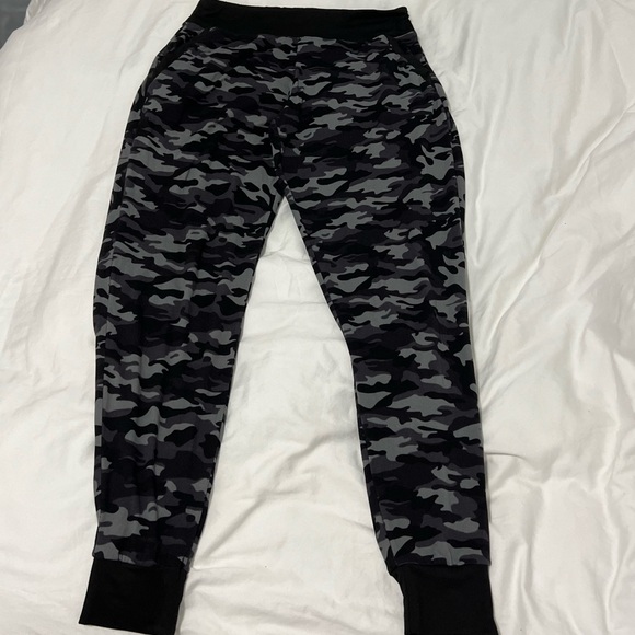 Tart intimates Black Grey Camo Jeggings Joggers Athletic Size Small - Picture 1 of 4